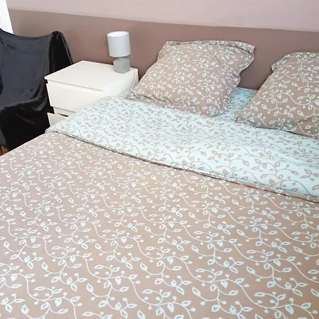 Quiet Bedroom, Comfy King Size Bed, Shared Bathroom, Center Homestay *