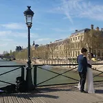 Quiet Bedroom, Comfy King Size Bed, Shared Bathroom, Paris Center